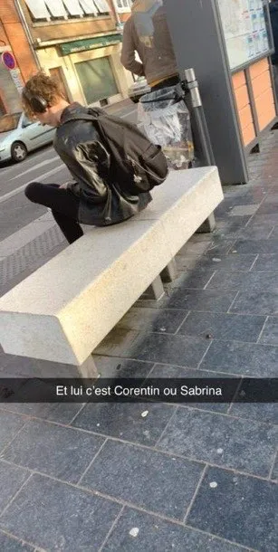 Et lui c'est Corentin ou Sabrina, arrêt de bus, mec efféminé