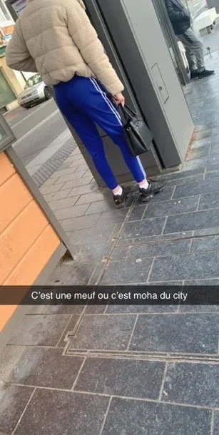 C'est une meuf ou c'est moha du city, arrêt de bus, mec tn sac à main efféminé