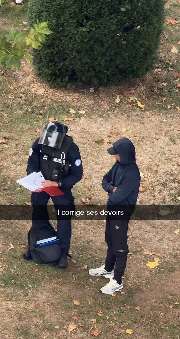 Il corrige ses devoirs policier blocus lycée