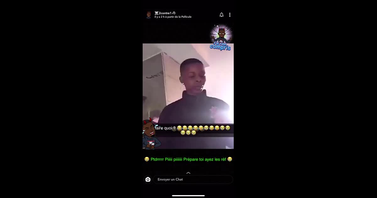 Snap partagé par 2contre1 (Kiifii), légende : 
Ptdrrrrr Piiiii piiiiiii Prépare toi ayez les réf

Faire quoi ? 😂😂😂😂😂😂😂😂😂😂

Je sors ma calibre et je te ragar, hagar. Allez Ferraga ferraga. Homme qui allume un joint dans  un hall de bâtiment