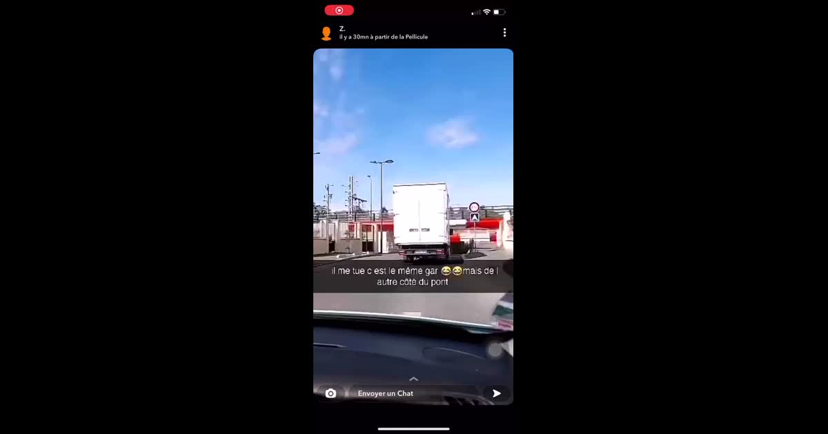 Une personne filme un utilitaire qui va franchir un pont trop bas et dit en direct l’accident 

il me tue c’est le même gars mais de l’autre côté du pont
