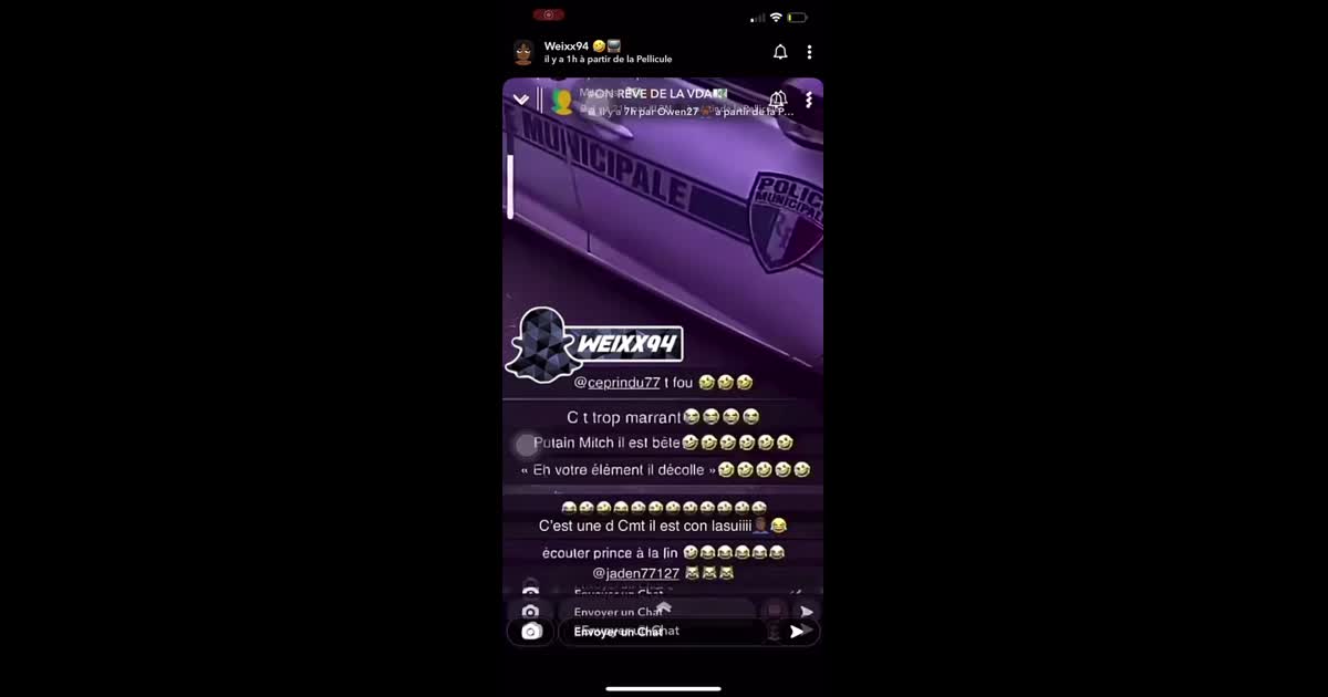 Police qui interpelle un groupe de jeunes qui se seraient apparement battus. Ils nient les faits et disent jouer entre amis à chat. Un du groupe (prince) dit ensuite que le logo de la police se décolle sur la voiture 
Snap filmé à Lieusaint

@ceprindu77 t fou 🤣🤣
C t trop marrant 
Ptn Mitch il est bête 🤣🤣🤣🤣🤣🤣
« Eh votre élément il décolle »
C’est une d Cmt il est con lasuiii🤦🏽‍♂️😂
Écoutez Prince à la fin