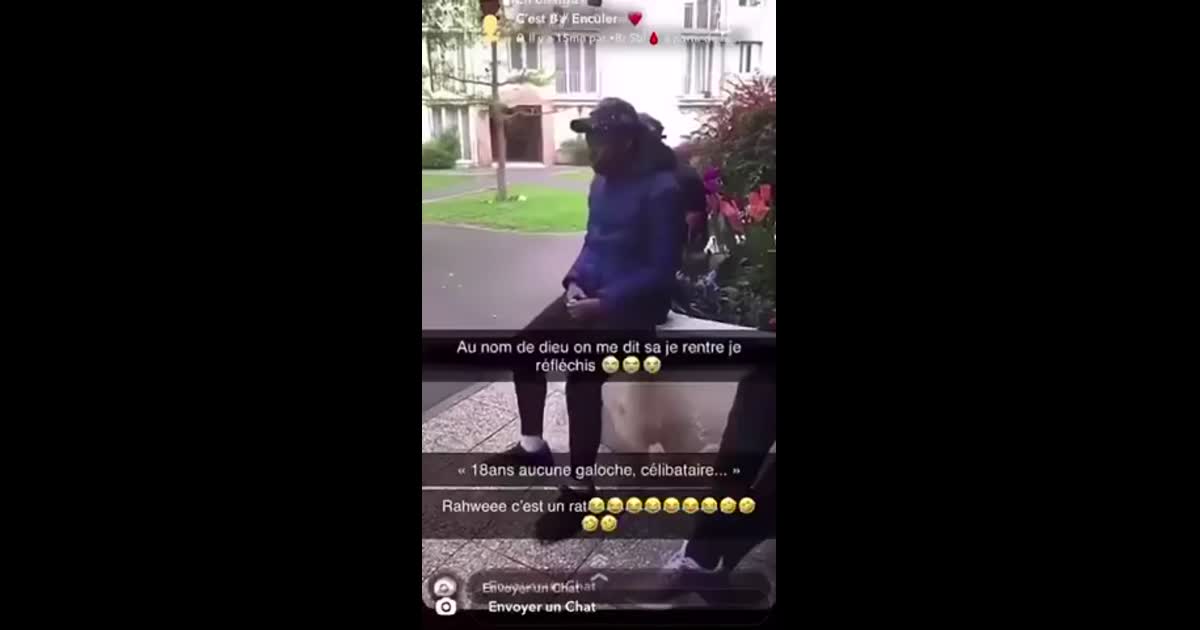 T’ES LE PLUS MOCHE D’ICI, 18 ANS AUCUNE GALOCHE, CÉLIBATAIRE il a mis sa casqutte et ses ecouteurs pour rien entendre
On te laves t'es le plus moche
Les meufs avec qui on te branche t'arrive meme pas à les gérer 
Et ton haleine