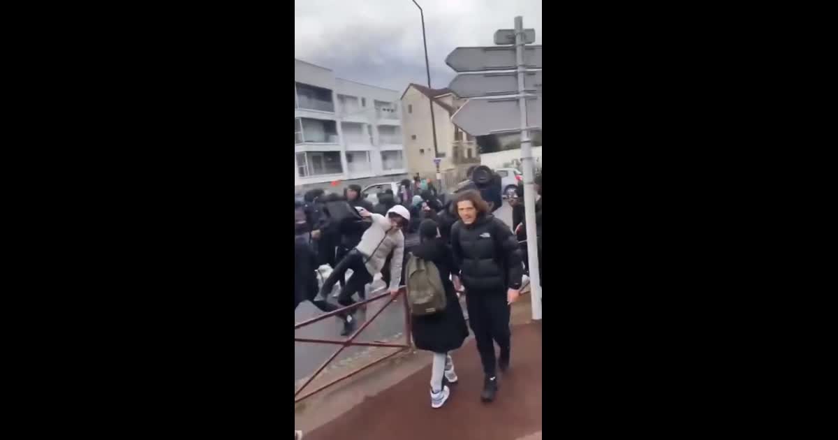 ca a retourné une voiture de keuf police blocus