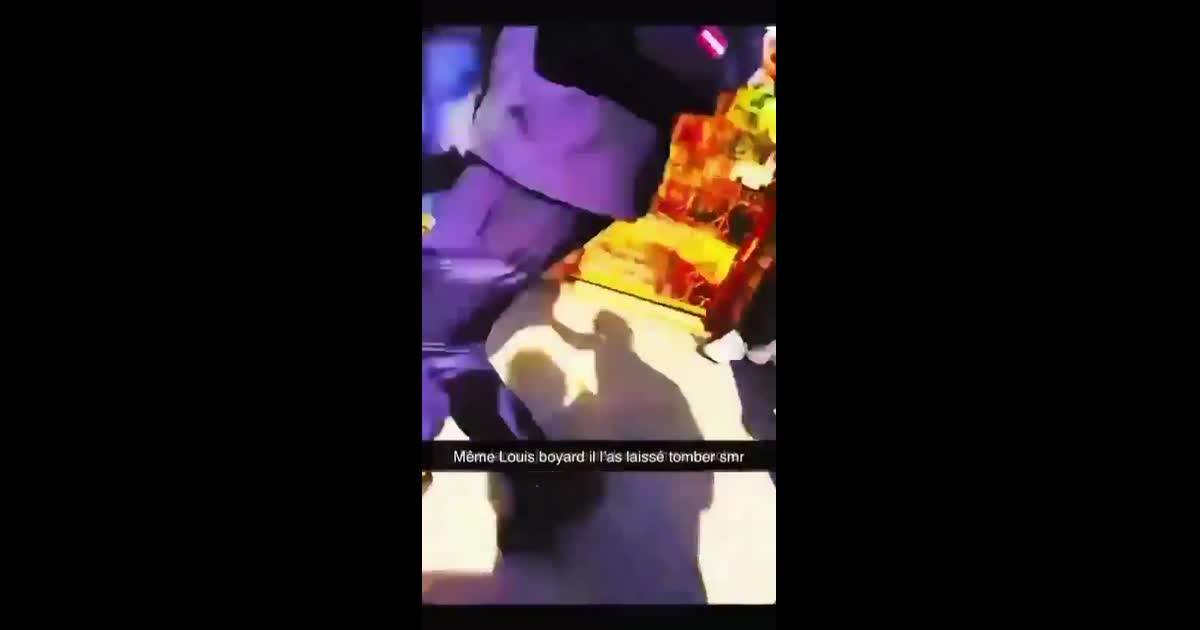 Louis boyard qui fait le superhero pour fuire juste après blocus police