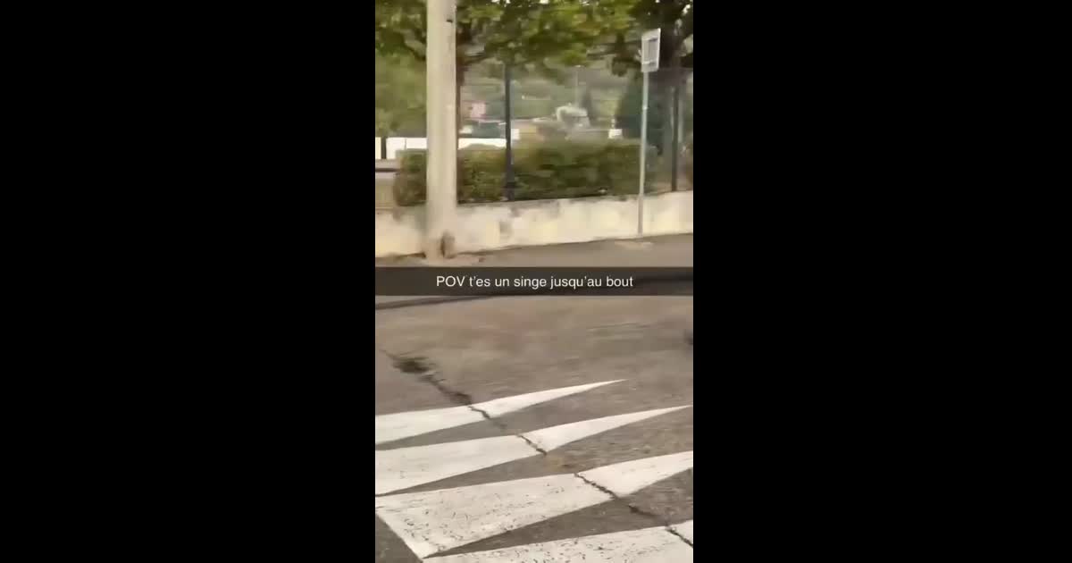Blocus la policiere glisse pour rentrer fans voiture crie tout le monde se moque