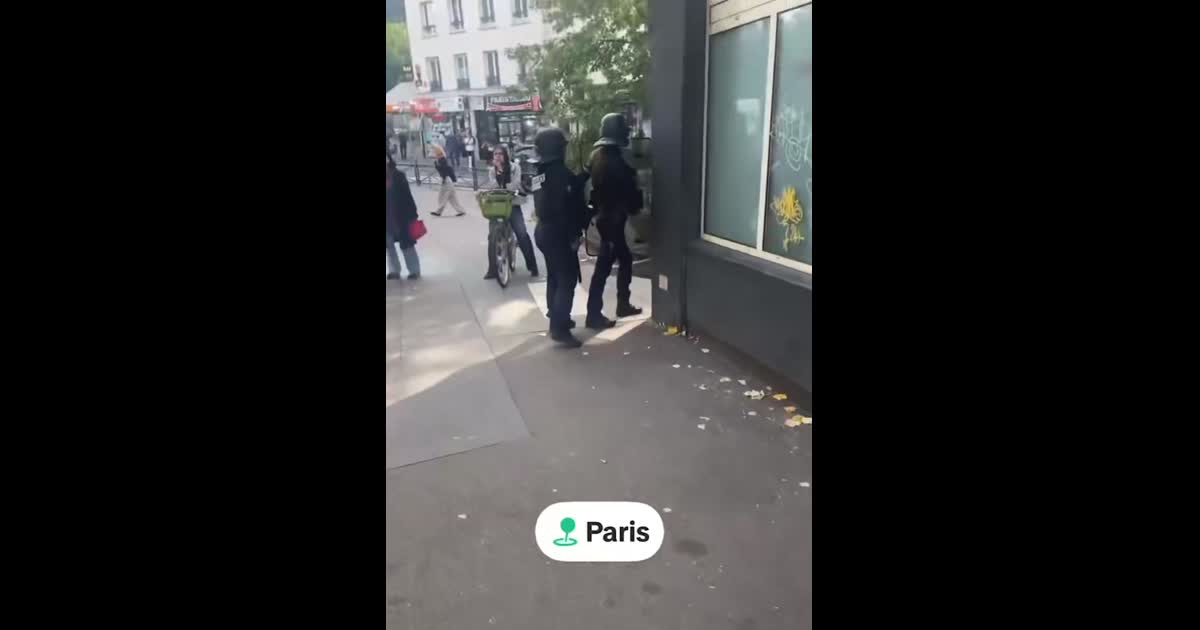 Il se cache avec deux policières madame les directrices